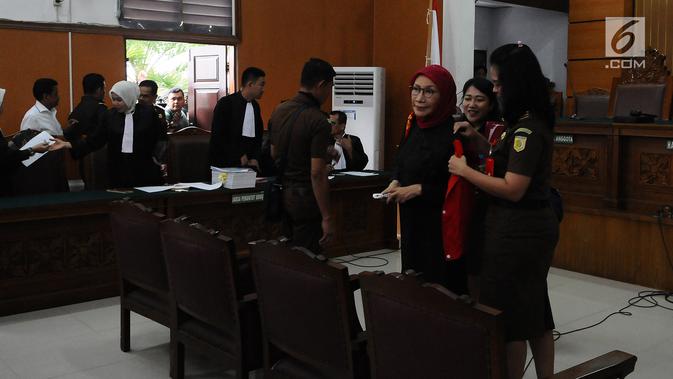 Terdakwa kasus dugaan penyebaran berita bohong atau hoaks Ratna Sarumpaet memakai rompi tahanan seusai sidang lanjutan di PN Jakarta Selatan, Rabu (6/3/2019). Sidang beragendakan pembacaan nota keberatan atau eksepsi. (Liputan6.com/Herman Zakharia)