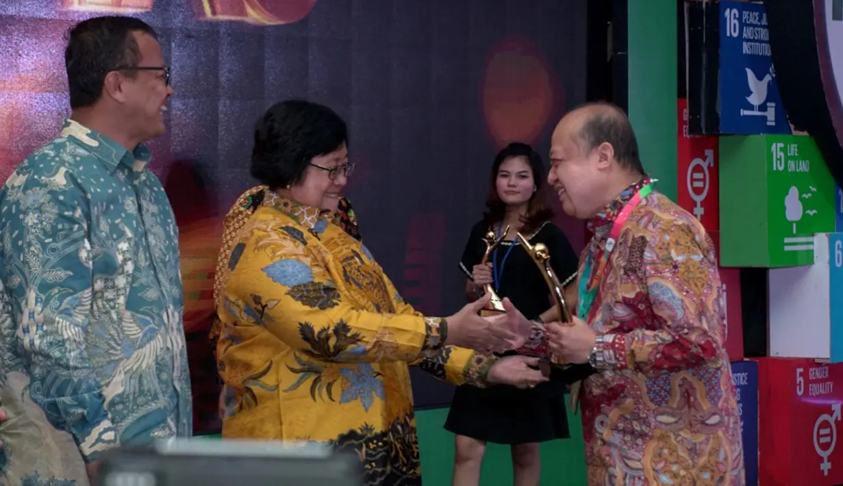 Direktur Utama PT Pupuk Kaltim, Bakir Pasaman menerima penghargaan Proper Emas pada ajang Penghargaan Anugerah PROPER 2018 di Jakarta, Kamis (27/12). Penghargaan diserahkan oleh Menteri Lingkungan Hidup dan Kehutanan Siti Nurbaya. (Liputan6.com/HO/Ines)