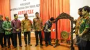 Ketua KPU, Husni Kamil Manik memukul gong saat meresmikan mulainya tahapan 'Pemilihan Kepala Daerah Serentak' di Kantor KPU, Jakarta, Jumat (17/4/2015). (Liputan6.com/Faizal Fanani)