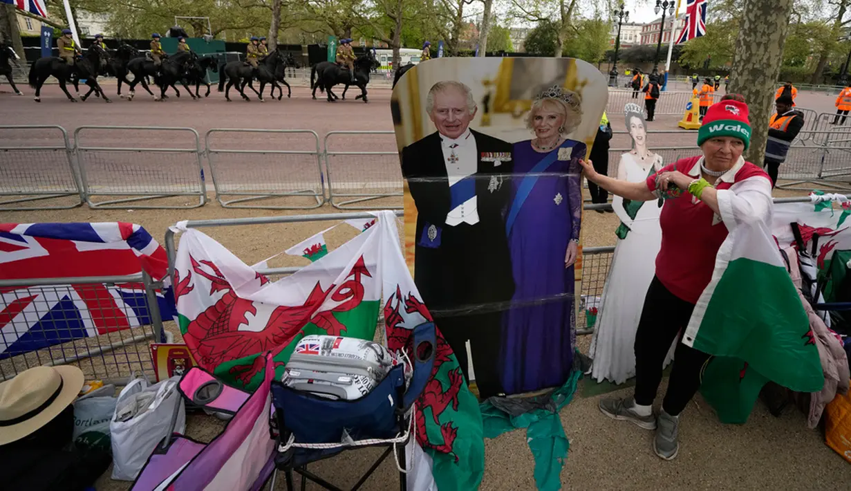 Mereka yang datang sejak pekan lalu mendirikan kemah di sekitar lokasi dan berharap bisa menyaksikan langsung penobatan Raja Charles III. (AP Photo/Alessandra Tarantino)