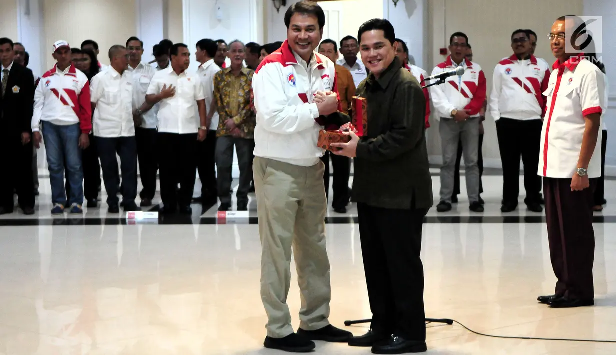 Ketua Kontingen Indonesia di SEA Games 2017 Kuala Lumpur, Aziz Syamsuddin dan Ketua Komite Olimpiade Indonesia, Erick Thohir saat pengukuhan para atlet di Wisma Kementerian Pemuda dan Olahraga, Jakarta, Rabu (8/2). (Liputan6.com/Helmi Afandi)
