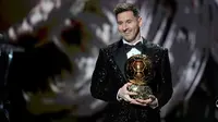 Kapten Timnas Argentina dan striker PSG, Lionel Messi, berhasil meraih trofi Ballon d'Or 2021 pada Selasa (30/11/2021) dini hari WIB.
