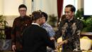 Presiden Joko Widodo menyerahkan surat keputusan pengakuan  Hutan Adat kepada perwakilan pemangku hutan adat saat pencanangan pengakuan hutan adat di Istana Negara, Jakarta, Jumat (30/12). (Liputan6.com/Faizal Fanani)