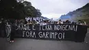 Di luar Sao Paulo, kota terbesar di Brasil, para demonstran memblokir jalan raya utama dengan membakar ban dan menggunakan busur dan anak panah untuk menghadapi polisi, yang kemudian membubarkan mereka dengan gas air mata. (AP Photo/Ettore Chiereguini)