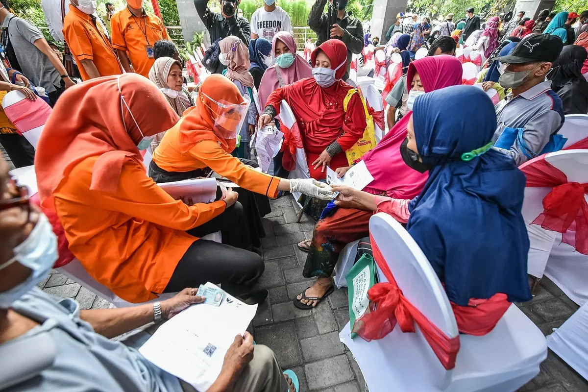 Penyaluran BLT minyak goreng di Surabaya. (Dian Kurniawan/Liputan6.com).