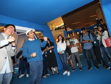 Komika Raditya Dika (dua kiri) dan VP Consumer Healthcare & Wellness and International Operations Combiphar Weitarsa Hendarto (kiri) bermain games dalam acara edukasi kesehatan mata di Jakarta, Rabu (11/9/2019). Kampanye kesehatan mata bertajuk Buka Mata Buka Insto. (Liputan6.com/HO/Bon)