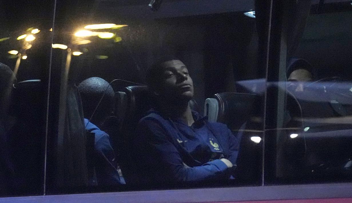 Bomber Prancis, Kylian Mbappe, berada di dalam bus saat tiba di Paris. (AP Photo/Michel Euler)