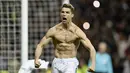 Striker Real Madrid, Cristiano Ronaldo, melakukan selebrasi pamer otot usai mencetak gol ke gawang Juventus pada laga Liga Champions di Stadion Santiago Bernabeu, Rabu (11/4/2018). (AFP/Oscar Del Pozo)