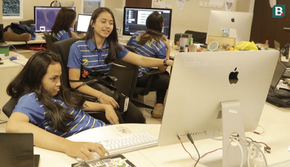 Pebasket Merpati Bali saat berkunjung ke kantor Bola.com di Gondangdia, Jakarta, Jumat (16/3/2018). Dalam kunjungan tersebut para penggawa Merpati Bali berbagi cerita tentang persiapan Srikandi Cup 2018 seri ketiga. (Bola.com/M Iqbal Ichsan)