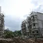 Pekerja menyelesaikan unit tahap awal pembangunan perumahan Synthesis Huis di Cijantung, Jakarta (16/03/2023) (Liputan6.com)
