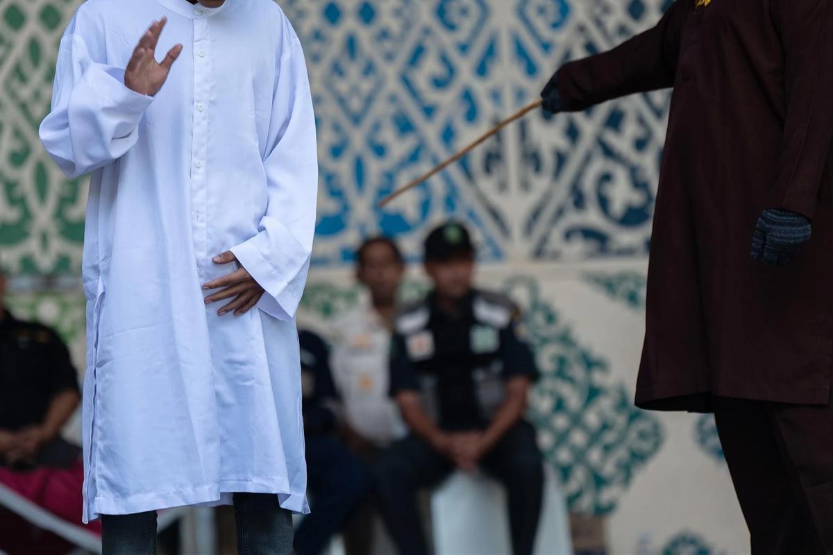 FOTO: Siaran Langsung di TikTok Berujung Hukuman Cambuk