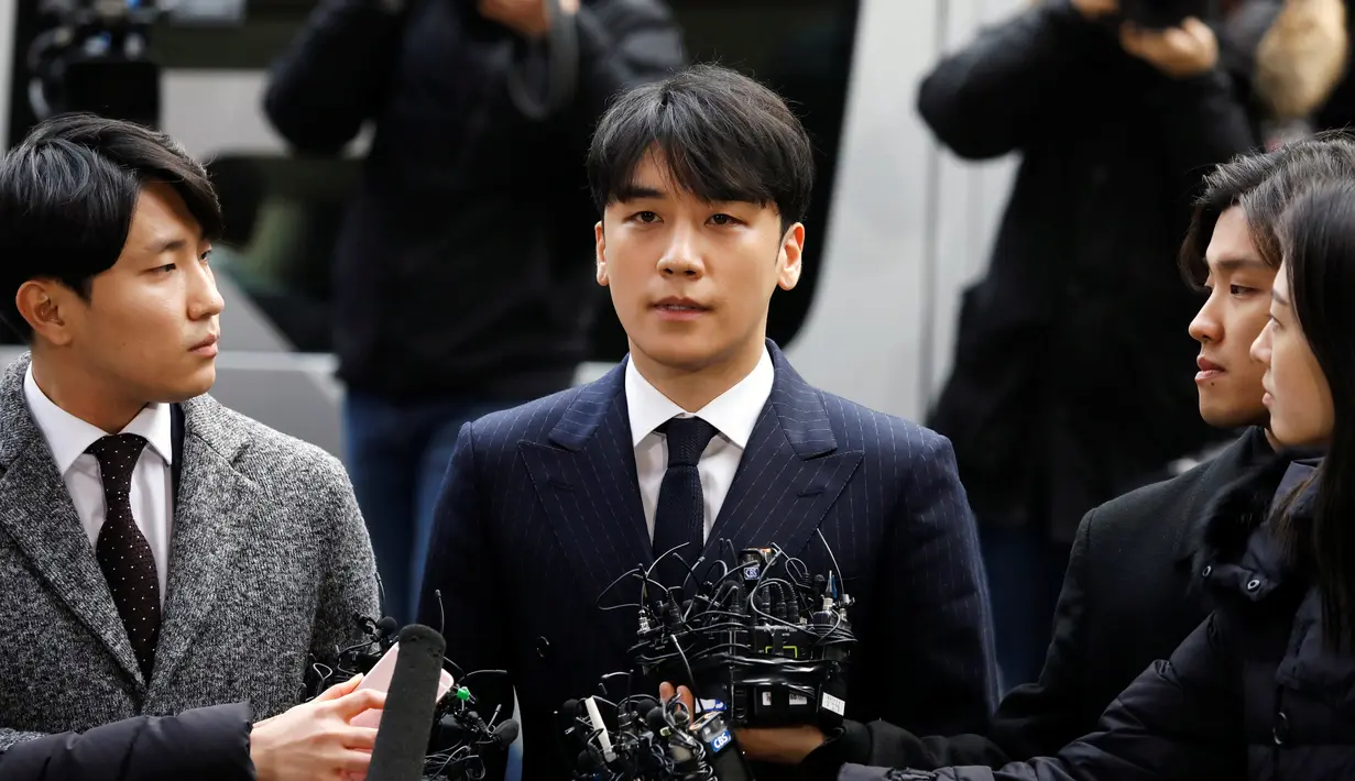 Kpop Idol, Seungri yang terlibat kasus dugaan suap layanan seksual tiba di Kantor Polisi Metro Seoul, Kamis (14/3). Seungri untuk yang kedua kalinya mendatangi kantor polisi dalam rangka menjalani pemeriksaan. (REUTERS/Kim Hong-Ji)