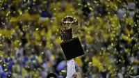 Center Golden State Warriors, JaVale McGee, mengangkat trofi juara setelah mengalahkan Cleveland Cavaliers di final NBA 2017. Warriors unggul 4-1. (AP Photo/Marcio Jose Sanchez)