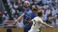 Duel udara Dean Huijsen melawan Sergej Milinkovic-Savic di laga Real Madrid vs Al Hilal di Piala Dunia Antarklub 2025, Kamis (19/06/2025). (AP Photo/Lynne Sladky)