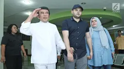 Penyanyi dangdut Rhoma Irama bersama istrinya Ridho Marwah mendampingi putranya, Ridho Rhoma saat keluar dari Rumah Sakit Ketergantungan Obat (RSKO), Jakarta, Kamis (25/01). (Liputa6.com/Herman Zakharia)