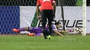 Kiper Bali United, I Made Wardana menepis tendangan penalti pemain Persija Jakarta, Luiz Junior pada laga Liga 1 2017 di Stadion Patriot, Bekasi, Minggu (21/5/2017). (Bola.com/NIcklas Hanoatubun)