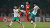Pemain Timnas Indonesia U-19, Muhammad Ferrari dan Kakang Rudianto menghadang laju pemain&nbsp;Myanmar, La Min Htwe (tengah) dalam pertandingan babak penyisihan Grup A Piala AFF U-19 yang berlangsung di Stadion Patriot Candrabhaga, Bekasi, Minggu (10/7/2022). (Bola.com/M Iqbal Ichsan)