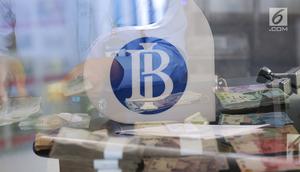 Karyawan menghitung uang kertas rupiah yang rusak di tempat penukaran uang rusak di Gedung Bank Indonessia, Jakarta (4/4). Selain itu BI juga meminta masyarakat agar menukarkan uang yang sudah tidak layar edar. (Merdeka.com/Arie Basuki)