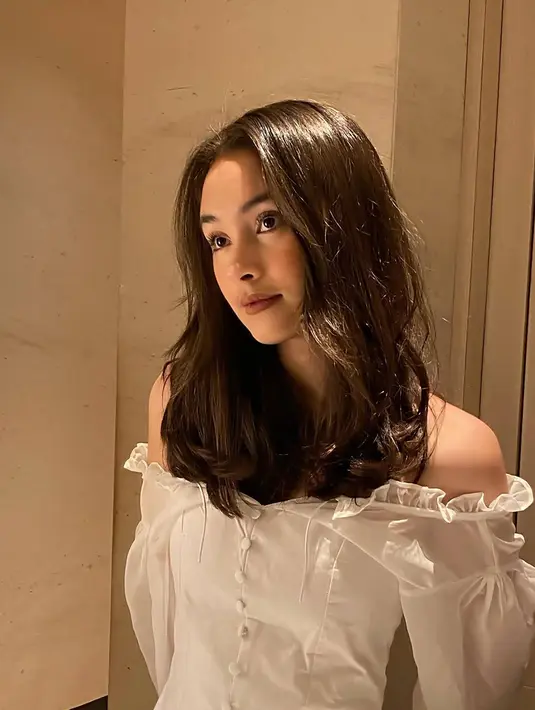 Sempat beradu akting dengan Al Ghazali dalam film Dignitate, keduanya disebut sebagai pasangan serasi. Banyak momen kebersamaan keduanya saat produksi film tersebut yang menuai banyak sorotan dari penggemar. (Liputan6.com/IG/@caitlinhalderman)
