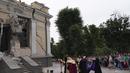 Tetapi tidak ada yang menghantam sedalam yang menghancurkan katedral, yang berdiri di tengah romantisme kota, masa lalu yang terkenal, dan mengakar dalam budaya Ukraina dan Rusia.  (AP Photo/Jae C. Hong)