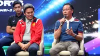 Pelatih kepala Sabah FC, Datuk Ong Kim Swee memberikan tanggapan saat konferensi pers RCTI Premium Sports yang berlangsung di iNews Tower, Kebon Sirih, Jakarta, Rabu (08/05/2024). (Bola.com/Syahkist Afi Daib)