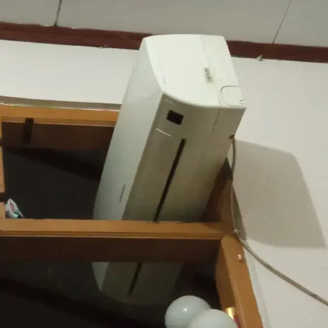 6 Potret Cara Berbagi AC Ini Kocak Banget, Hawa Dinginnya Dibagi Dua