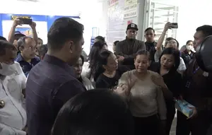 Momen Kepala BGN Bersimpuh Hadapi Murka Orang Tua Korban Keracunan MBG