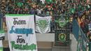 Spanduk suporter dari Lamongan turut hadir untuk mendukung Persebaya Surabaya melawan PSPS Riau pada laga 8 Besar Liga 2 Grup Y di Stadion GBLA, Bandung, Sabtu (18/11/2017). Persebaya Menang 1-0. (Bola.com/Nicklas Hanoatubun)