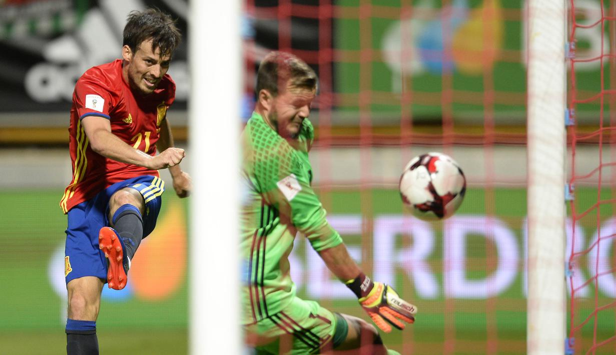 Pemain Spanyol, David Silva melakukan tembakan ke gawang Liechtenstein yang dijaga Peter Jehle pada kualifikasi piala dunia 2018 di Reyno de Leon Stadium, Leon (6/9/2016) dini hari WIB. (AFP/ Miguel Riopa)