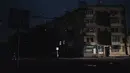 Seorang pria melintasi jalan yang gelap gulita di Kharkiv, Ukraina, Minggu (11/9/2022). Kota itu tampaknya berada di bawah pemadaman total tanpa cahaya yang terlihat di kota di mana api akibat serangan roket Rusia mengamuk di pembangkit listrik. (AP Photo/Leo Correa)