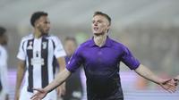 Pemain Fiorentina, Albert Gudmundsson, merayakan gol yang dicetaknya ke gawang Juventus di Artemio Franchi pada laga giornata 29 Serie A Liga Italia, Senin (17/3/2025) dini hari WIB. Juventus takluk 0-3 dalam laga ini. (Alfredo Falcone/LaPresse via AP)
