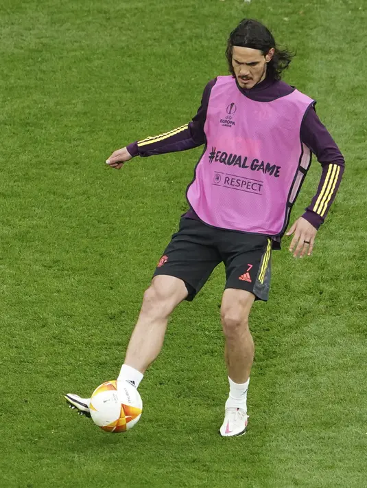 Penyerang Manchester United (MU), Edinson Cavani mengontrol bola saat sesi latihan menjelang final Liga Europa di Gdansk, Polandia, Selasa (25/5/2021).  MU akan melakoni final Liga Europa melawan Villarreal pada Kamis (27/5) dini hari WIB. (Aleksandra Szmigiel, Pool via AP)