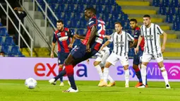 Pemain Crotone, Simy Nwankwko, mencetak gol lewat tendangan penalti ke gawang Juventus pada laga Liga Italia di Stadion Ezio Scida, Minggu (18/10/2020). Kedua tim bermain imbang 0-0. (Francesco Mazzitello/LaPresse via AP)