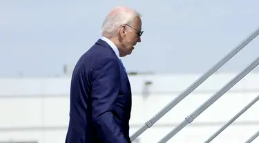 Presiden AS Joe Biden menaiki Air Force One saat ia meninggalkan Bandara Internasional Harry Reid, dalam perjalanan ke Delaware di Las Vegas, Nevada, Rabu (17/7/2024). (Kent Nishimura / AFP)