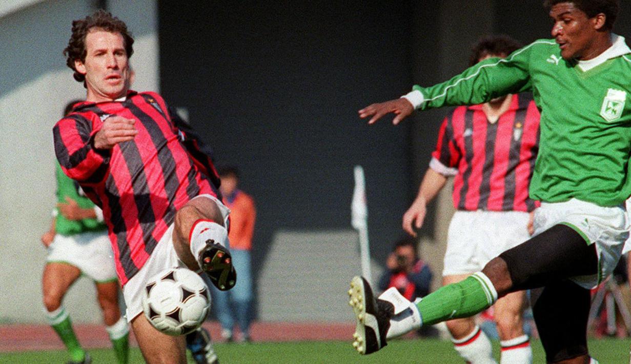 Franco Baresi merupakan bek tengah legendaris milik AC Milan. Ia menghabiskan sepanjang kariernya sebagai pesepak bola bersama Rossoneri. Pemain berpostur 176 cm tersebut juga mampu mempersembahakan berbagai gelar bergengsi untuk klub maupun negaranya, Italia. (AFP/Kazuhiro Nogi)