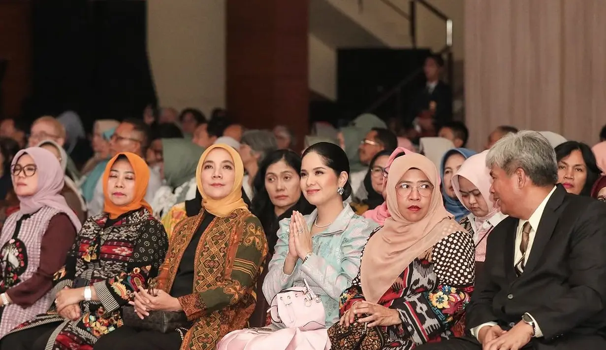 Tampil rapi bersanggul, Annisa Pohan selesaikan tampilan dengan heels dan mini bag pink dari Fendi. [@annisayudhoyono]