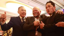 Ketua PSSI, Mochamad Iriawan, menyaksikan dua calon ketua PSSI, Erick Thohir dan La Nyalla Mahmud Mattalitti, saat berjabat tangan saat Kongres Luar Biasa (KLB) PSSI di Hotel Shangri-La, Jakarta Pusat pada Kamis (15/2/2023). KLB PSSI tersebut untuk memilih satu Ketua, dua Wakil Ketua, dan 12 anggota Komite Eksekutif (Exco) untuk periode 2023-2027. (Bola.com/M Iqbal Ichsan)