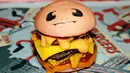 Sebuah burger 'Pokeburg' dengan nama 'Chugmander' yang terinspirasi dari karakter game fenomena Pokemon Go diperlihatkan di restoran Down N 'Out Burger, Sydney, Australia, (26/8). (REUTERS/Jason Reed)