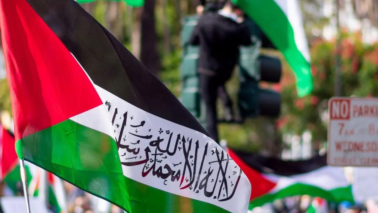 Sedangkan zionisme, adalah gerakan politik yang menginginkan terbentuknya negara Yahudi di tanah Palestina, menolak berdirinya negara Palestina.<br>