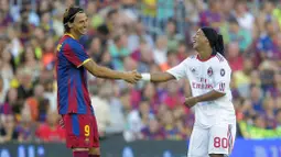 Ronaldinho - Semua penikmat sepak bola dunia tentu mengenal Ronaldinho. Senyuman acap kali ia perlihatkan baik saat dilanggar maupun melanggar pemain lawan. (AFP/Josep Lago)