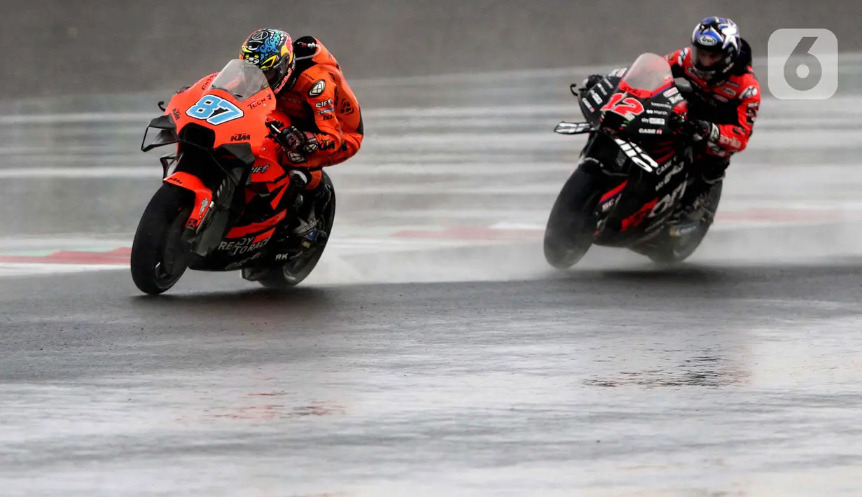 Pembalap Tech3 KTM Factory Racing, Remy Gardner (kiri) beradu kecepatan dengan Maverick Vinales (Aprilia Racing) di lintasan Pertamina Mandalika International Street Sirkuit, Nusa Tenggara Barat, Minggu (20/3/2022). (Liputan6.com/Helmi Fithriansyah)