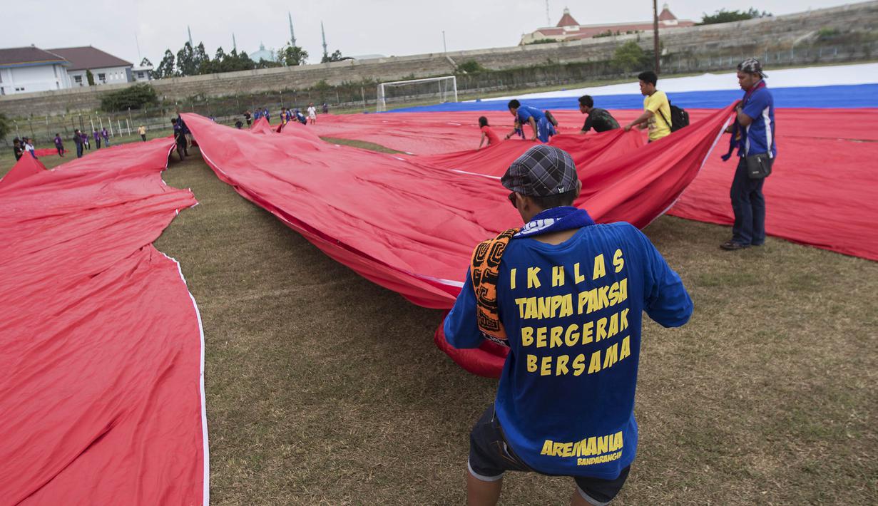 Bendera merah putih raksasa yang terbuat dari kain nilon asal Cirebon tersebut dijahit mulai 5 Oktober 2015, di Lapangan Futsal Semeru, Kompleks Bumi Jatake, Tangerang Selatan. (Bola.com/Vitalis Yogi Trisna)