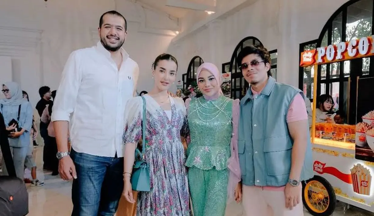 Tasya Farasya tampak memesona dengan floral maxi dress nuansa biru pastel. Ia hadir bersama sang suami dan tentu sang putri yang tampil dengan kostum bak princess Ariel.’ [@aurelie.hermansyah].