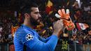 Alisson Becker. Adalah pemain termahal AS Roma yang hijrah ke Liga Inggris bersama Liverpool pada 2018/2019. Nilai transfernya mencapai 62,5 juta euro. The Reds langsung dibawa menjadi juara Liga Champions pada musim debutnya. Hingga kini tetap menjadi andalan Liverpool. (AFP/Filippo Monteforte)
