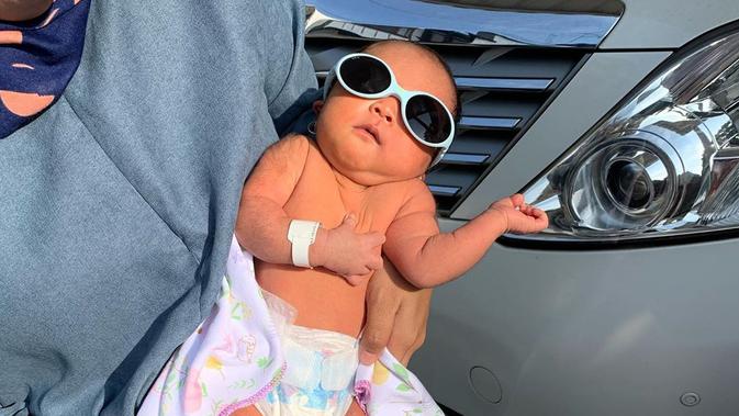 Gaya Bayi Seleb saat Berjemur (Sumber: Instagram//sada_aminahanara/