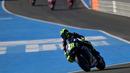 Pembalap Monster Energy, Valentino Rossi, saat latihan bebas pertama (FP1) MotoGP Andalusia 2020 di Sirkuit Jerez, Jumat (24/7/2020). Vinales mengukir waktu lap tercepat dan Rossi menempati posisi kedua. (AFP/Javier Soriano)