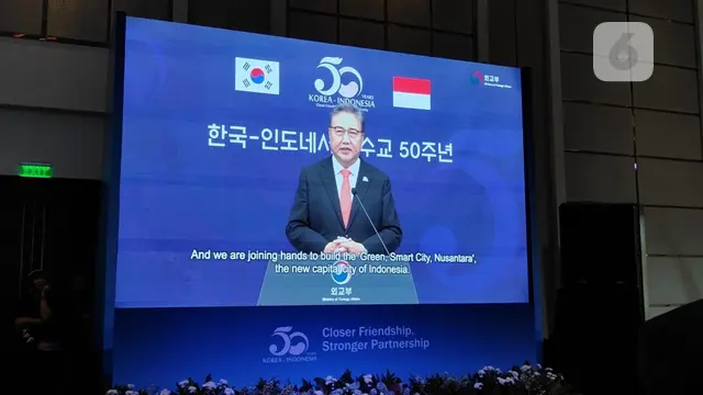 Menteri Luar Negeri Korea, Park Jin, menyampaikan sambutannya melalui video