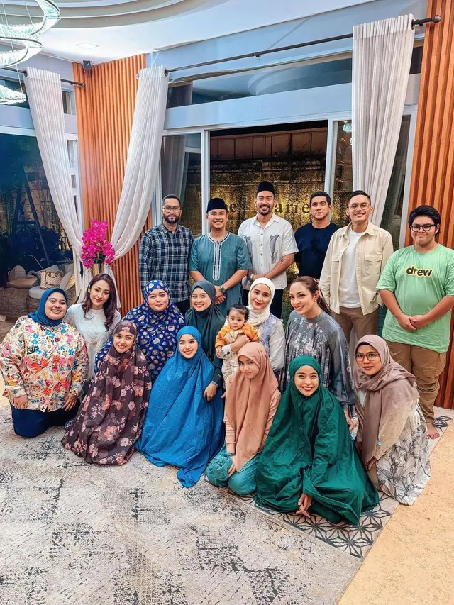 Potret buka bersama Reisa Broto Asmoro dengan selebriti lainnya (Sumber: Instagram/@reisabrotoasmoro)