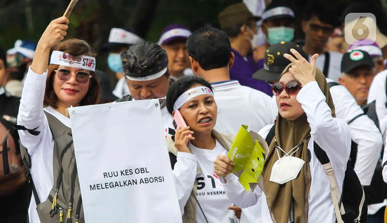 Peserta aksi menilai RUU tersebut terlalu terburu-buru dan belum mampu mengakomodasi masukan dari organisasi profesi.  (Liputan6.com/Herman Zakharia)