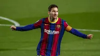 Penyerang Barcelona, Lionel Messi melakukan selebrasi setelah mencetak gol ke gawang Getafe pada pertandingan lanjutan La Liga Spanyol di di stadion Camp Nou di Barcelona, Spanyol, Jumat (23/4/2021). Messi mencetak dua gol dan mengantar Barcelona menang telak atas Getafe 5-2. (AP Photo/Joan Monfort)